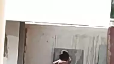 Exclusive- Desi Village Bhabhi Outdoor Bathing Record By