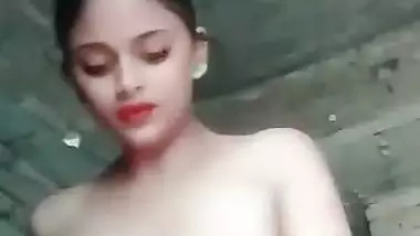 Nude MMS of a sexy desi girl fingering her pussy