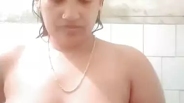 Bengali boudi bathing naked for lover viral MMS