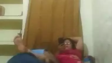 Man offers the nerdy Indian aunty to film XXX video and she agrees