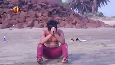 Horny and chubby Desi minx seduces mature guy during XXX reality show