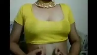 Yellow Saree desi wife boobs show on Cam