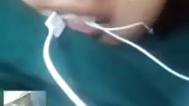 Hot look Desi Clg Girl Showing her Boobs on Video Call New Mms