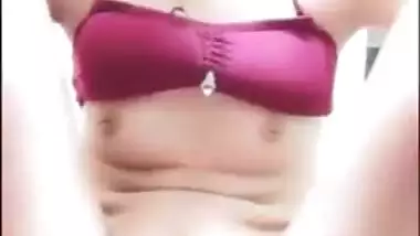 Desi whore in red top and panties broadcasts solo XXX show close-up