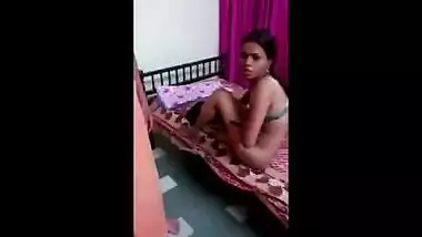 Virgin Kuwari college girl ne apne saheli ke Daddy se Chudai seekhi
