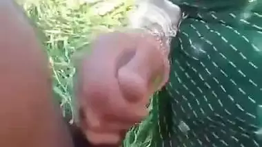 Farmer fucks a lady laborer on the farm to enjoy outdoor sex
