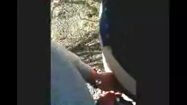 Fsiblog – Arab college girl giving outdoor blowjob to her lover MMS