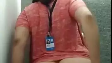 Indian reporter secludes herself in a restroom for porn amusement