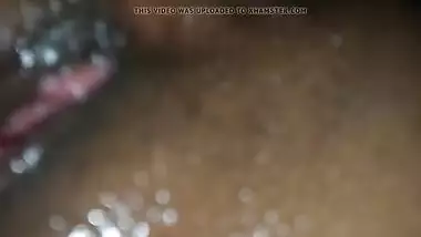 DESI WIFE NE BOYFRIEND SE CHOOT ME TEL LAGA KE HATH V LUND L