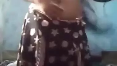 Guy pays Desi wife for a hot XXX striptease to make the MMS video