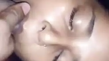 Bihari Desi XXX babe gives a nice blowjob to her father’s friend MMS