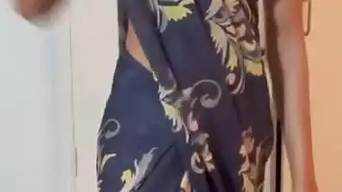 Amateur Indian Desi Girl Does Saree Strip Tease For Her Boyfriend During A Wedding