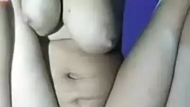 Kinky MMS video of sexy Desi slut sticking veggies into her XXX cunt