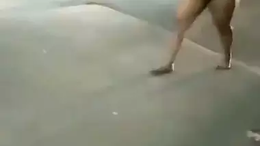Indian nude MMS of a Kolkata slut walking naked on streets