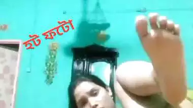 Bangla naked girl fucks her pussy with brinjal