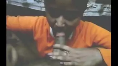 Desi porn movie scene of college teen girl sucking dick like pro