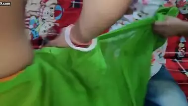 Seeing the girl of Bholi Bhaali Gao in a sari, if she does not sing, then she gets a tremendous fuck.