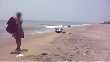 Desi sex of Indian bhabi showing boobs on sea beach