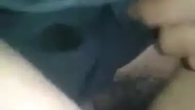 Hijabi Desi XXX girl gets pussy fingering by her lover in park MMS