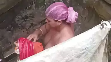Tanker bhabhi bathing outdoor caught by neighbor