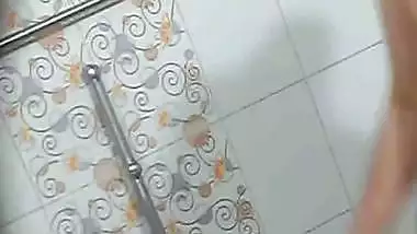 Hairy pussy MILF naked bath recorded by relative