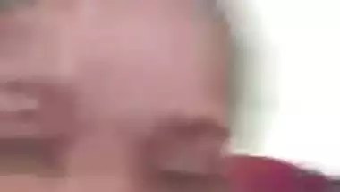 Slim married Tamil wife sharp boobs showing viral MMS