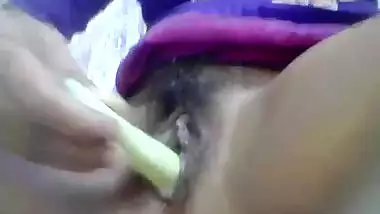 Indian girl makes her XXX pussy public and masturbates it with sex veggie