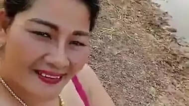 Desi cute hot aunty showing her boobs selfie cam