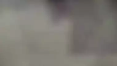 MMS video of guy who thrusts XXX tool into shaved orifice of Desi MILF