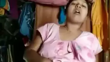 Horny like hell Bangla girl fingers her XXX snatch in Desi video