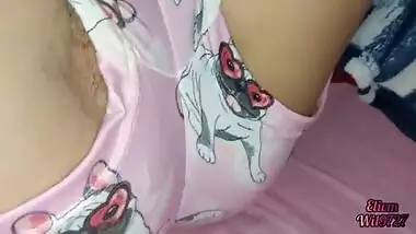 Xxx DESI Mi HERMANASTRA se quita las bragas y me enseña el coño y me pide que la folle cuando la familia no esta