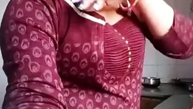 Dirty Desi housewife hikes up her dress and pees for live XXX show