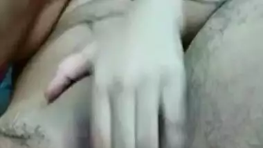 Hairy thighs desi babe play with pussy
