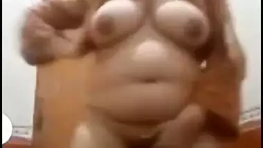 Bhabhi shaking hip during fingering on live cam