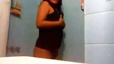 Horny girl show boobs n pussy