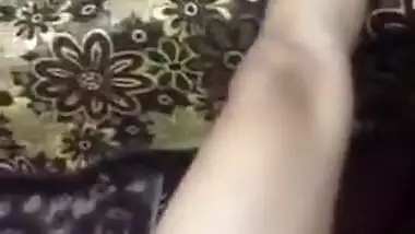 Girl in birthday XXX suit spreads legs and shows boobs in Desi video